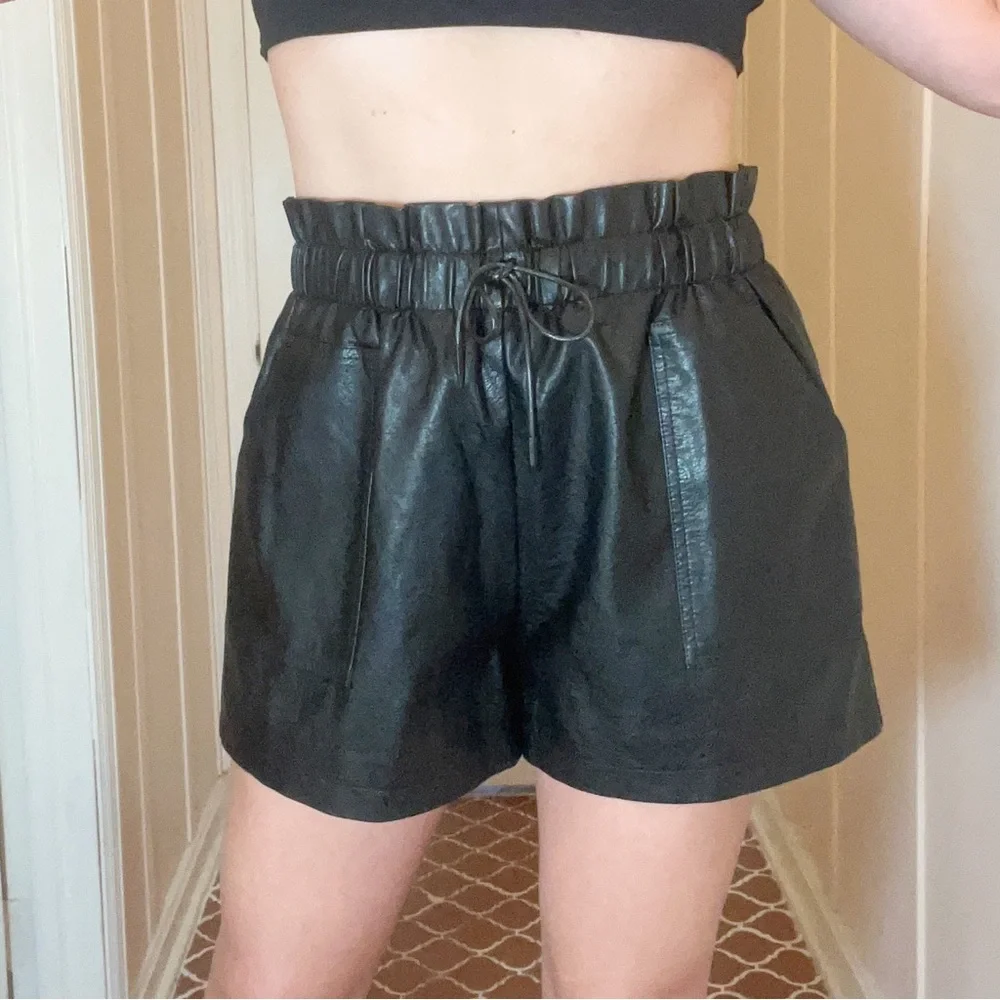 Oversized High Waist Loose Fit Faux Leather Shorts Size 10 - Picture 3 of 17